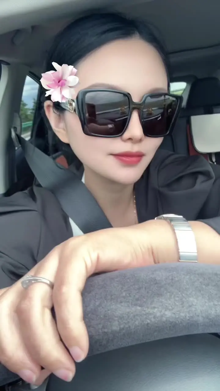 我被一阵风困在这里 你就替我摘一朵索玛花走吧 。