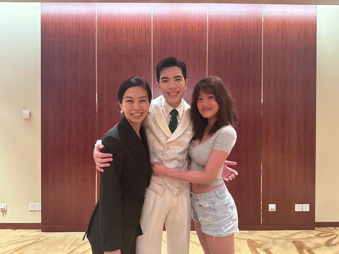 贾静雯大女儿晒与萧敬腾夫妇合照，像极了一家三口 ​​​