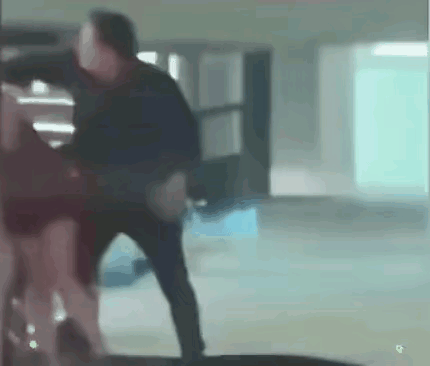 这是马斯克吗？虽然整个画面不是很清晰，但是看这个男人的轮廓，长的还真有点像马斯克