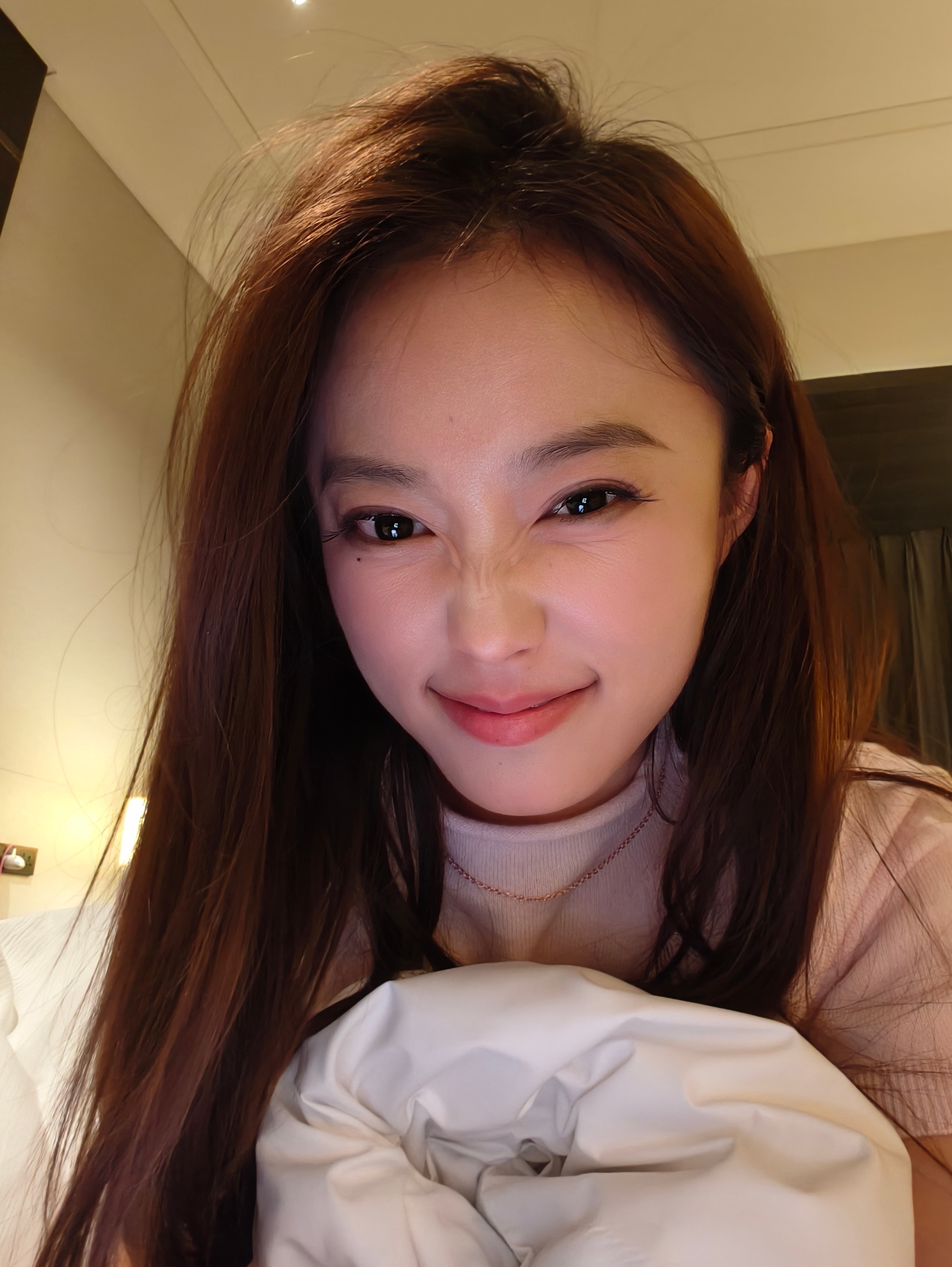 鄙人自拍最高产的时候就是在卸妆前这一刻极其充分的认可自己的美貌和妆造