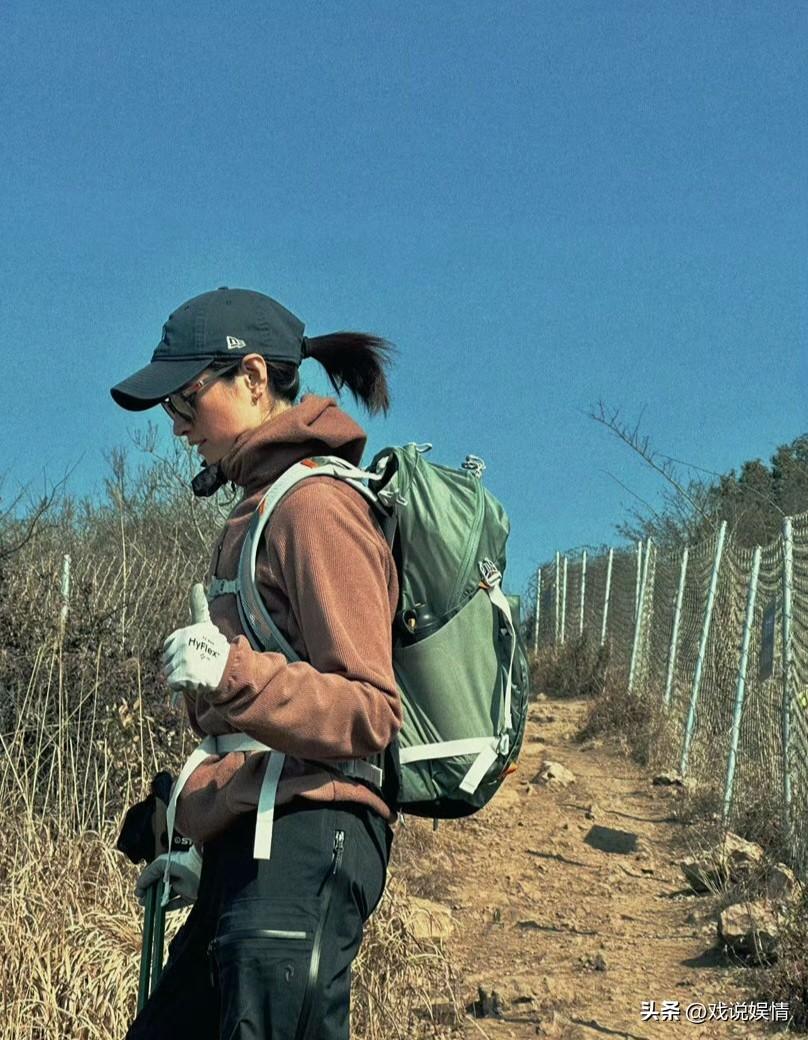 沈佳妮罕见晒近照，手持登山杖悠闲爬山！
3月26日，朱亚文妻子沈佳妮晒出近照，她