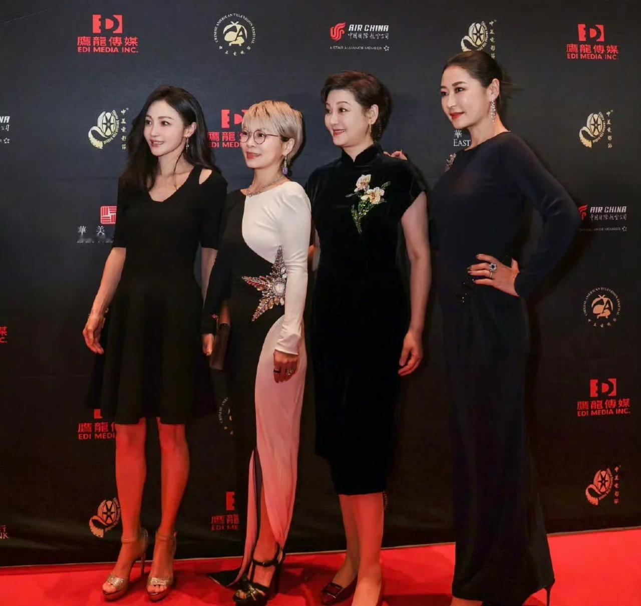 别的不说，姚笛的颜值应该没什么争议。

去年42岁的姚笛参加中美电影节，别的女星