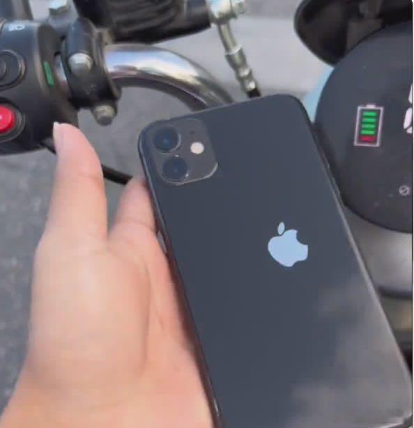 这是我第一次使用苹果手机， 为什么我感觉我这台苹果手机有点歪？ ​​​