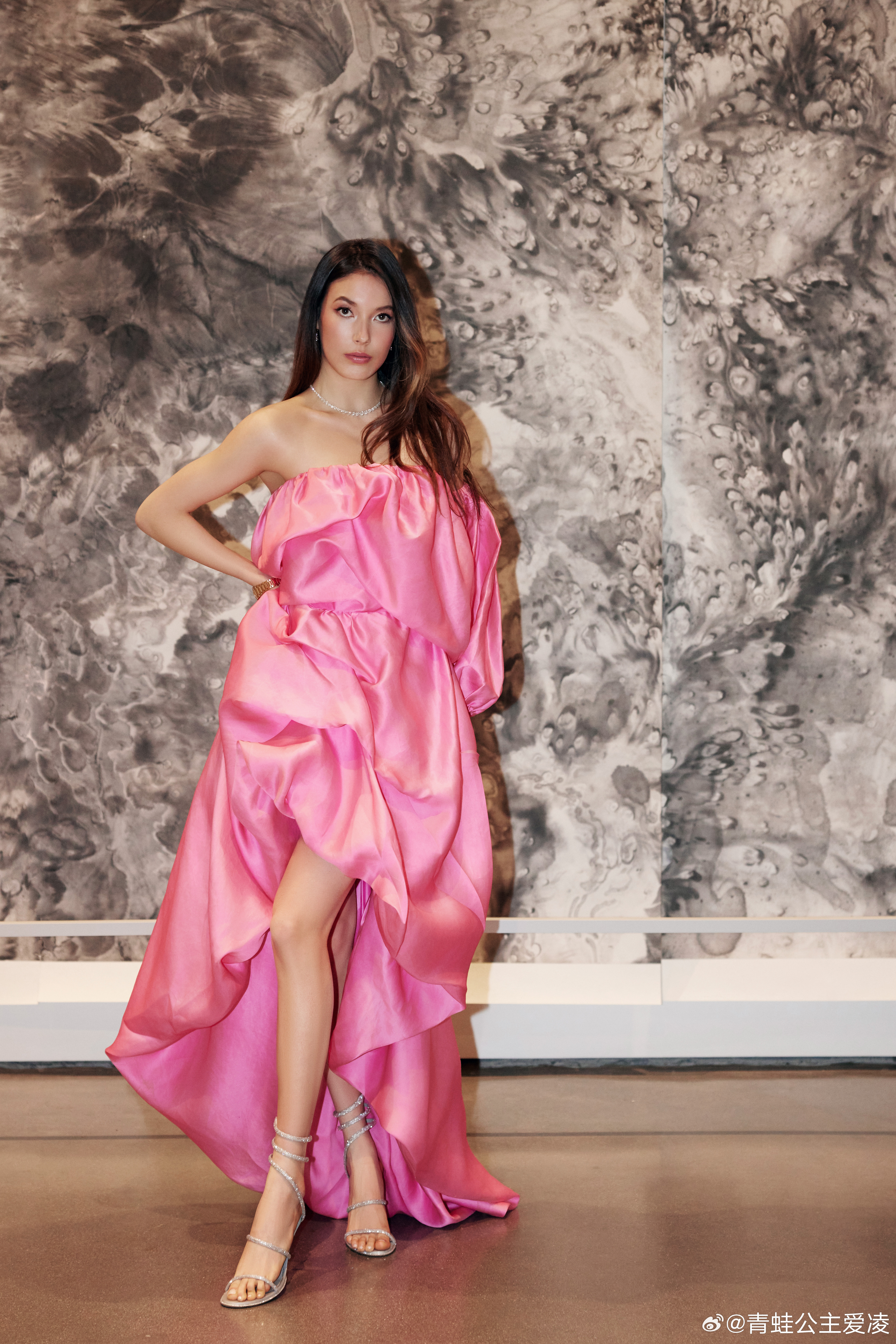 #谷爱凌超美粉色长裙造型# 谷爱凌晒粉色长裙超美造型：今天在哈佛艺术博物馆的Sh