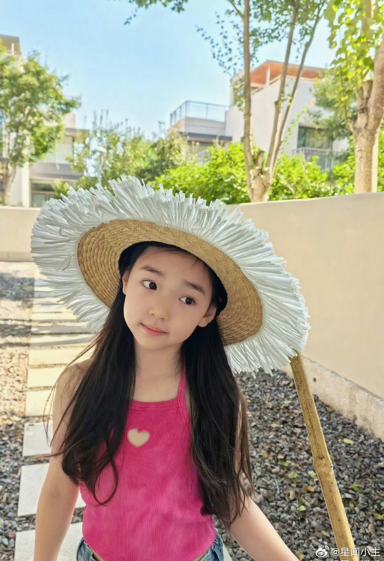 小酒窝说出道耽误我学习可惜了，这么可爱的小女孩，她妈妈非要谈个恋爱去扶贫，挑了张