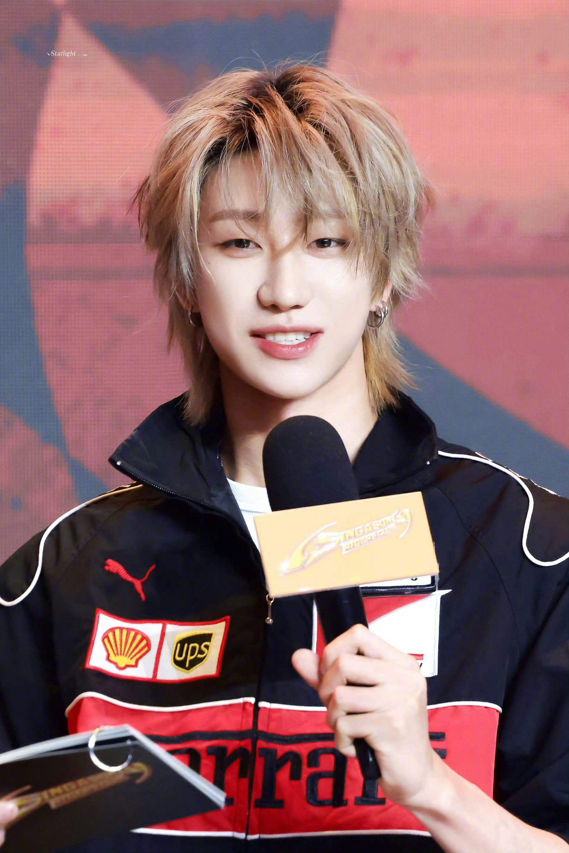 徐明浩亮相V8 Fan Party。FERRARI x PUMA赛车夹克与浅蓝牛