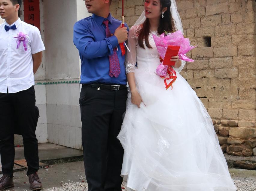 心凉透了！上周大学同学结婚，我主动去给他做伴郎，听他家亲戚说伴郎不用出份子钱，我