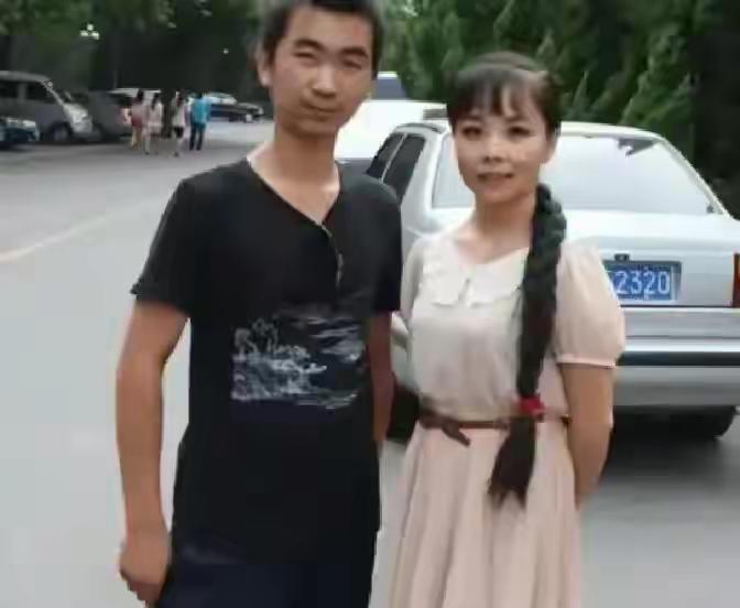 王二妮
李飞[玫瑰]
夫妻照
