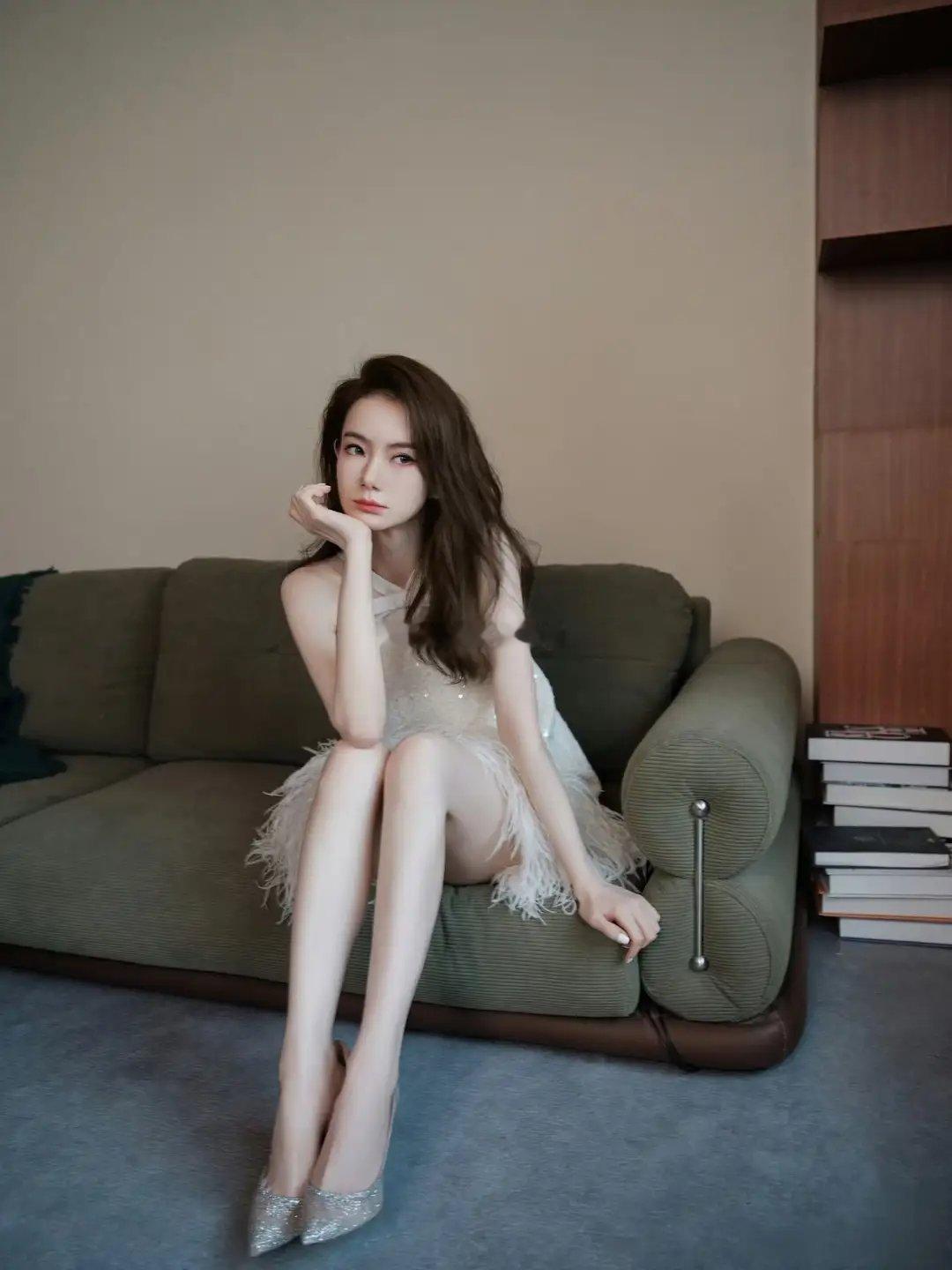 戚薇一袭白色亮片吊带短裙出镜，勾勒出窈窕身姿，一双大长腿又细又白，在灯光下亮眼吸