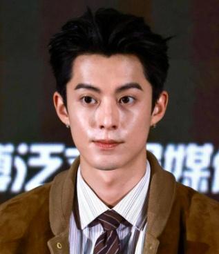 1.鹤棣跟女友的未来很难说，经纪人一直劝分，但他舍不得，都谈了快十年了。

2.