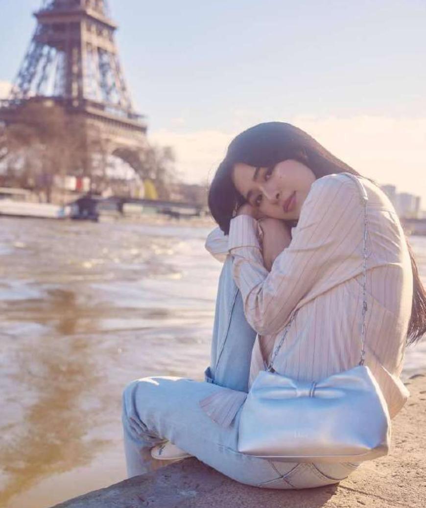 邝玲玲拿下全球最美女性第一名，网上吵成了两派。
最近国际票选平台 Netizen