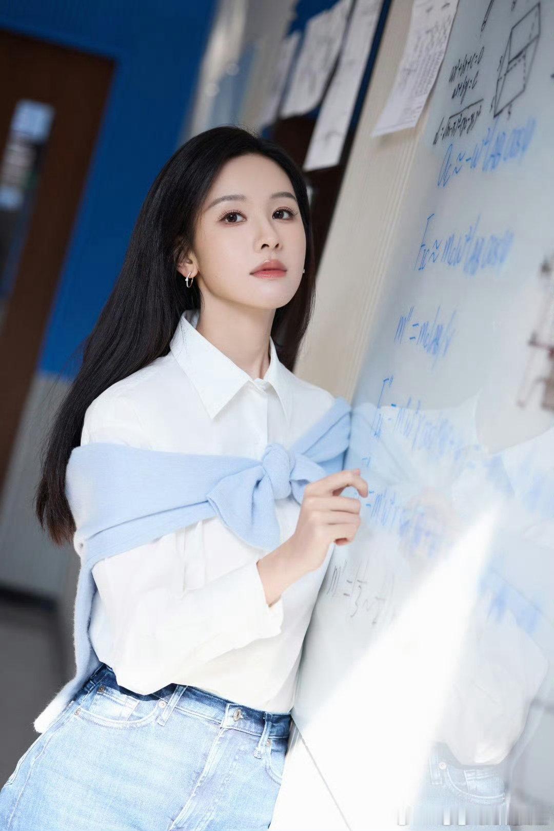 河南春晚有两个陈都灵 河南春晚这波创意我给满分！两个陈都灵在图书馆同框，递书动作