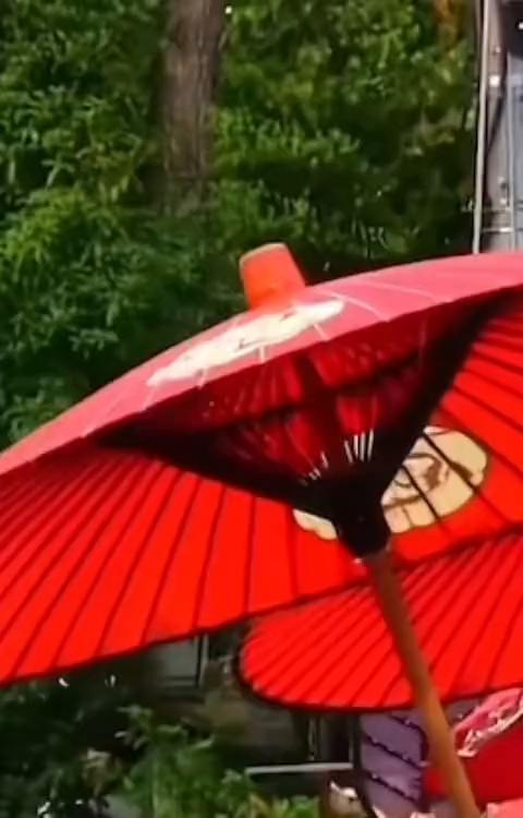 日本不但死气沉沉，还鬼气森森，这事同样体现在他们的日常生活中。
日本人白天循规蹈