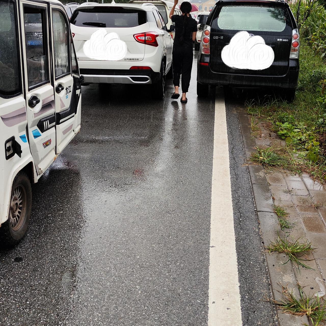 学校放学接孩子堵车，这个问题应该无解吧……

今天周五了，该接孩子回家了。

我