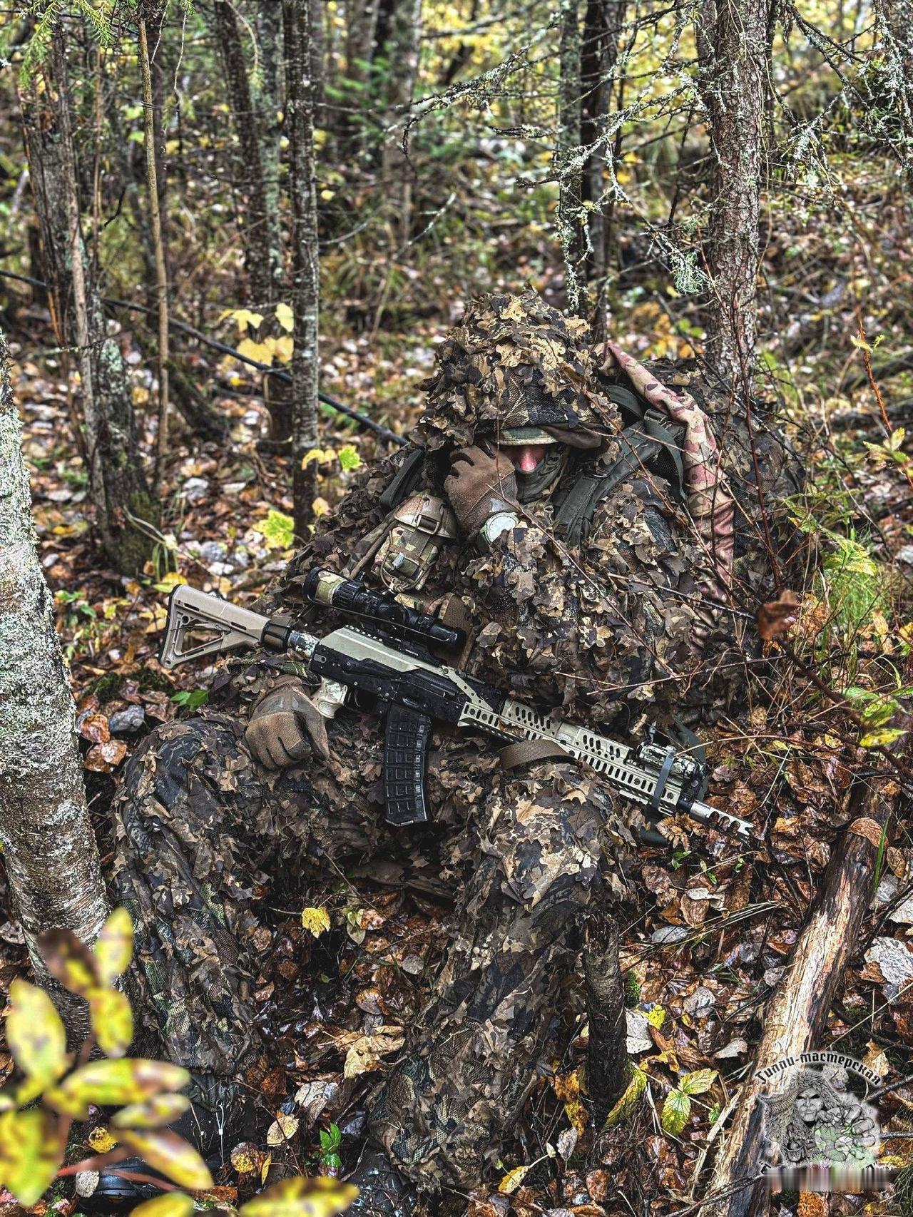 一名俄罗斯武装部队侦察兵正在乌克兰东部执行任务。这些特种部队作为情报和机动的前线