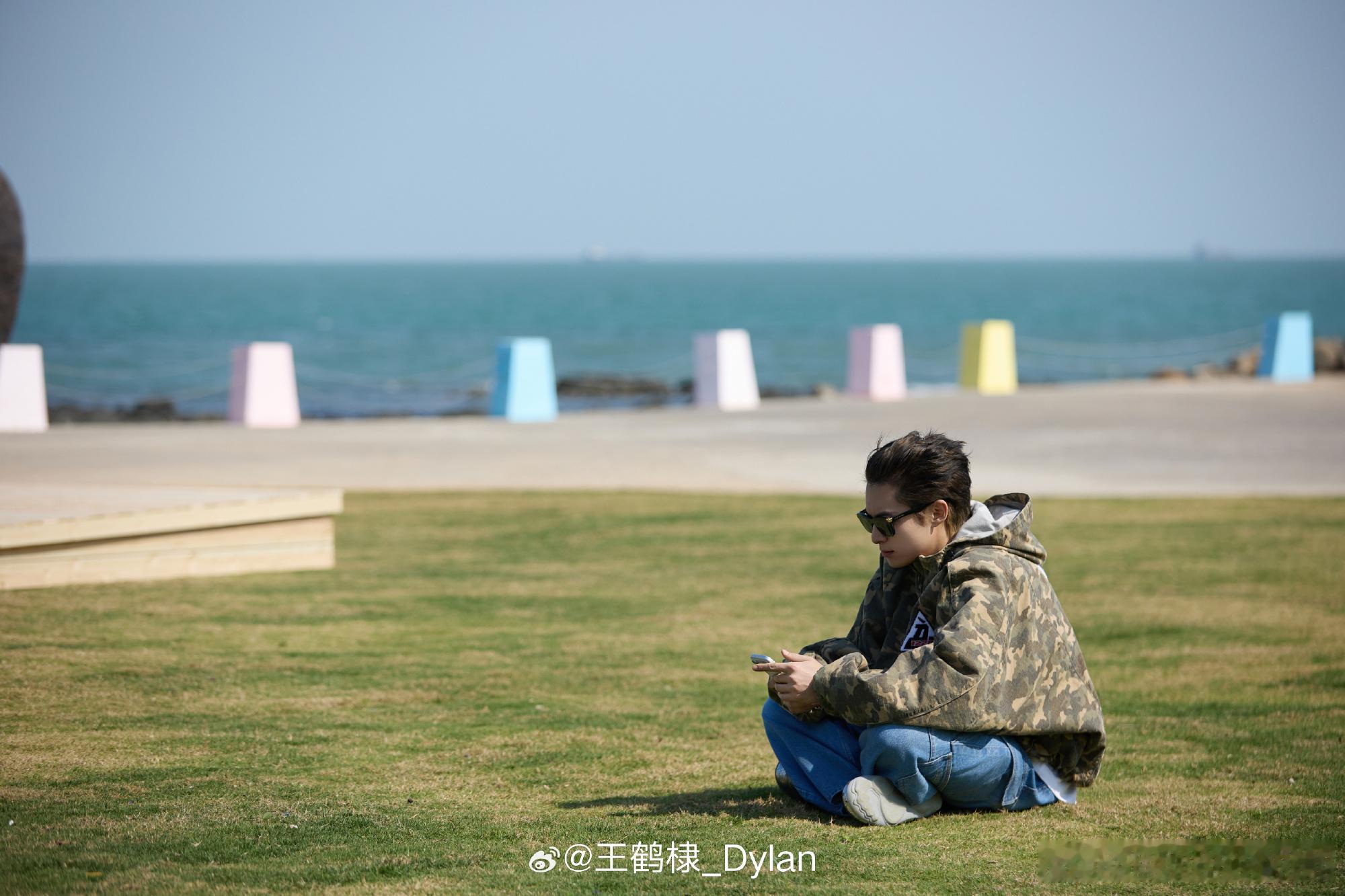 王鹤棣穿玩偶服与粉丝互动王鹤棣穿小恶魔玩偶服藏在玩偶外壳之下，默默回应大家的喜爱