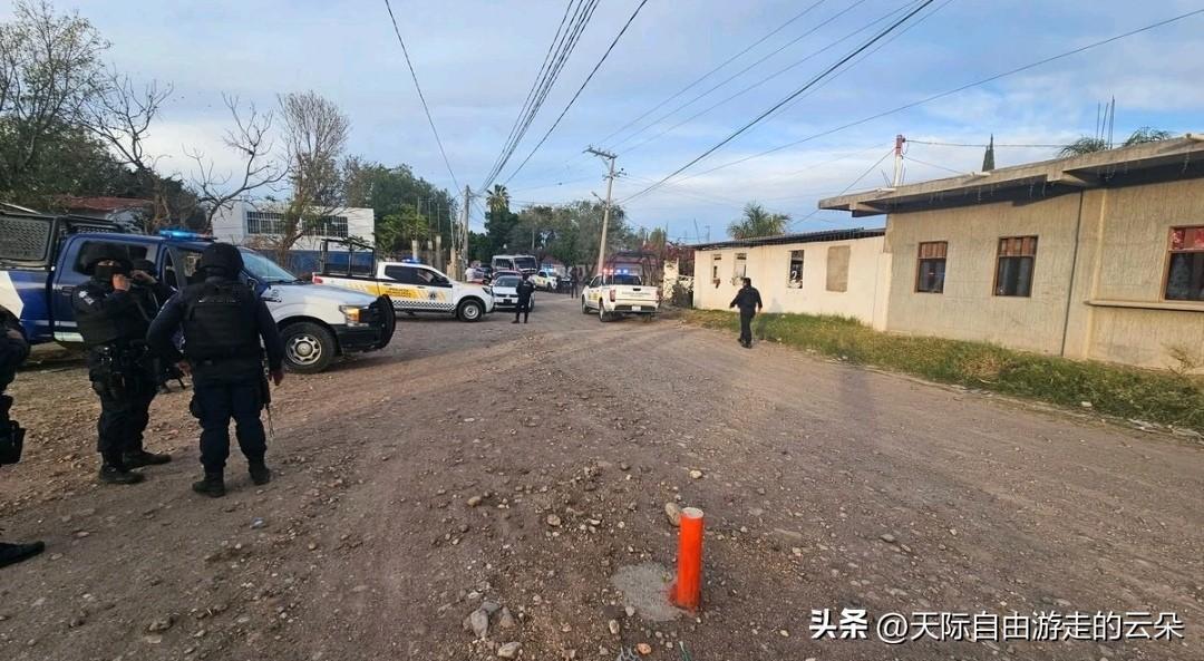 墨西哥足球场遭武装分子扫射致11死12伤，目击者：弹壳遍地、人群惊逃

——暴力