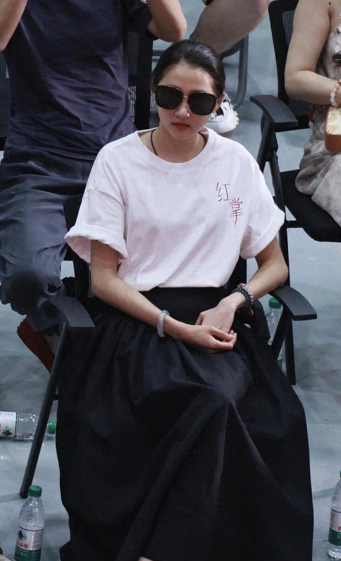 关晓彤新剧开机，穿平底鞋配长裙依旧身材比例超绝，本人带着墨镜气质真好啊！ 