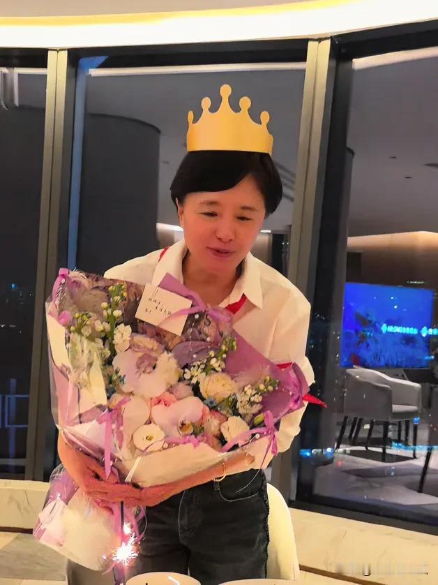 杨幂妈妈在她那豪华的大平层过了61岁生日，从照片不难看出她身材纤细，瓜子脸高鼻梁