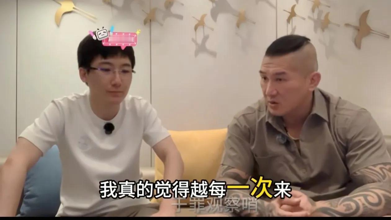 馆长这人虽然

高中毕业学历不高

但他来到大陆后

看到上海的繁华

看到深圳