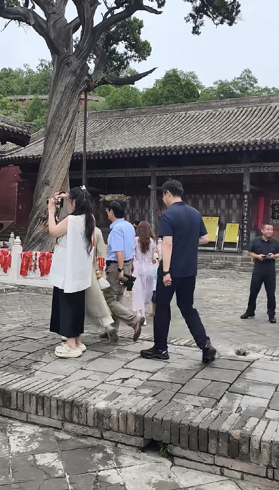 没错，他就是一条铁骨铮铮的汉子，一个敢说真话接地气的人。在教育方面，是很多学子所