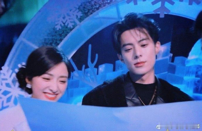 王鹤棣沈月现实版尼克朱迪你好星期六沈月 王鹤棣耳尖通红的样子太可爱了，平时拽拽的