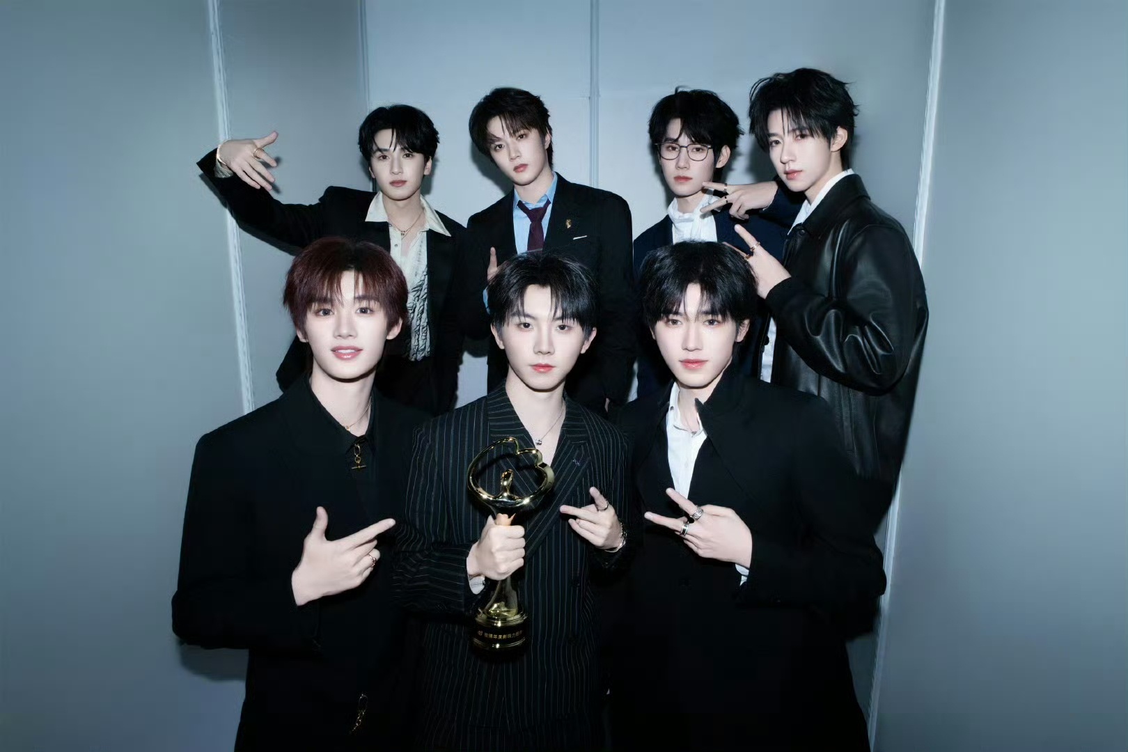 丁程鑫说时团是工作生活中不可或缺的 小丁回复贺峻霖，说时团是工作生活中不可或缺的