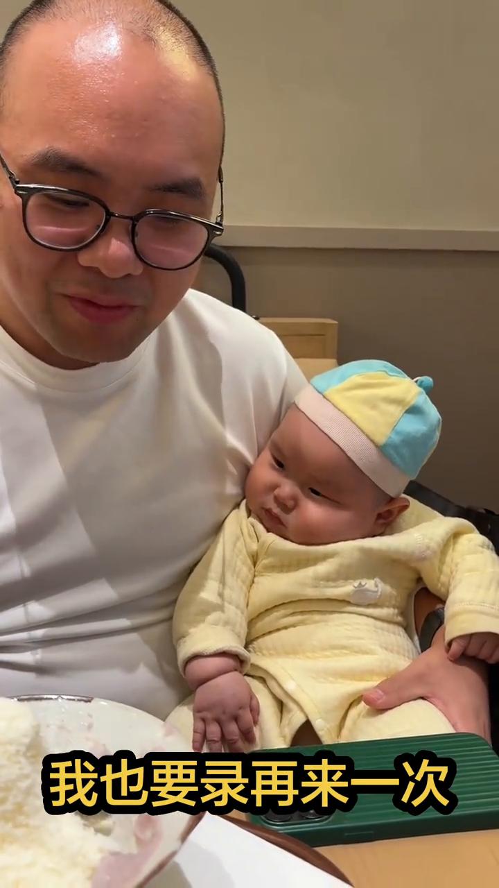 看这个人喜欢看吃播，目不转睛的看吃播。我也要录，再来一次。喜欢看吃播，完了。