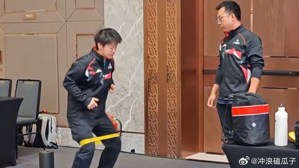 孙颖莎弹力带热身蹦蹦跳跳可爱的莎宝🥰 ​​​