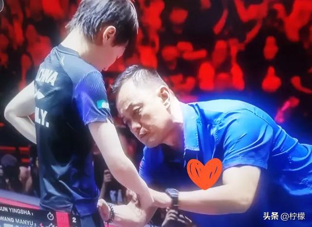 这可真是丢人丢到国际上了！
昨晚的WTT新加坡大满贯女单决赛，国乒队员孙颖莎和王