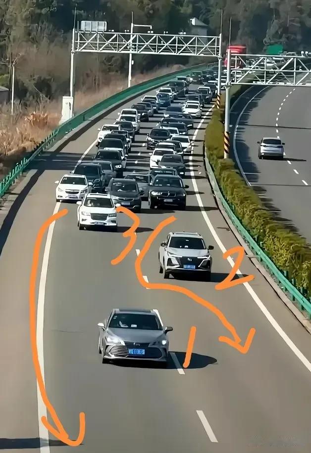 高速堵车的原因终于找到了，是由1、2、3号车组成的三角阵，此阵防守性很强，要破此