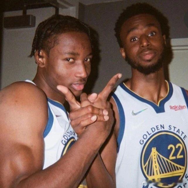 公关人士Ray Almeda报道，消息源透露，相比维金斯，库明加更有可能被包括在