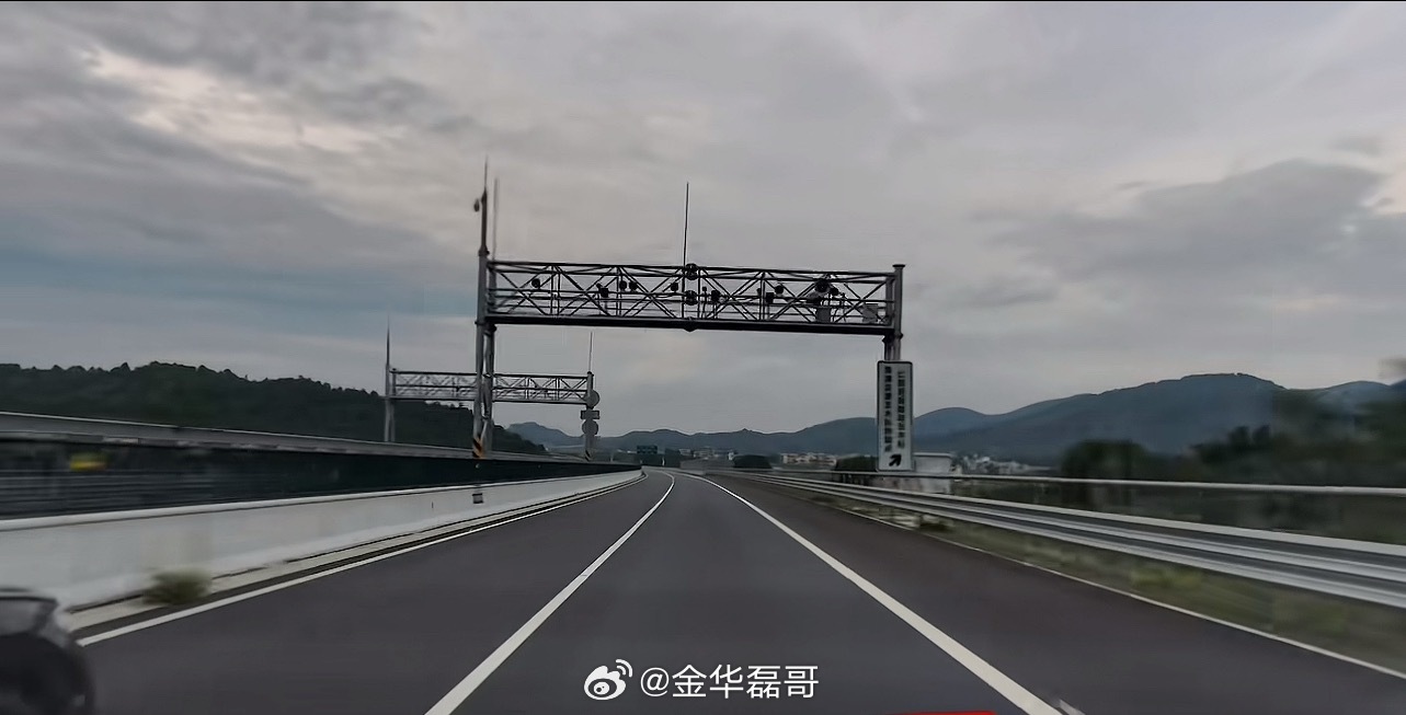 智驾出事算谁的责任那正常的逻辑，司机是第一责任人，现在的智驾还只是辅助驾驶，并不