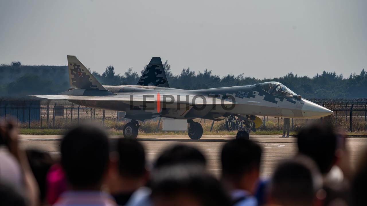 已经实现了人机一体。珠海航展上，博格丹驾驶的苏57进行精彩的表演后刚刚降落。