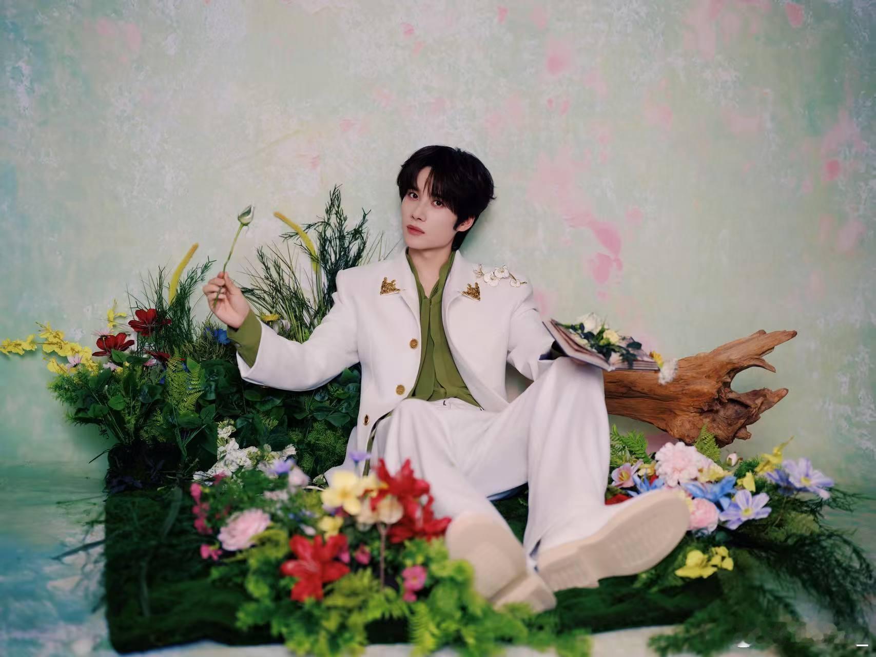 井胧被一大片花团围住唱歌2026川渝春晚 本来以为被花包围是甜甜的画风，结果井胧