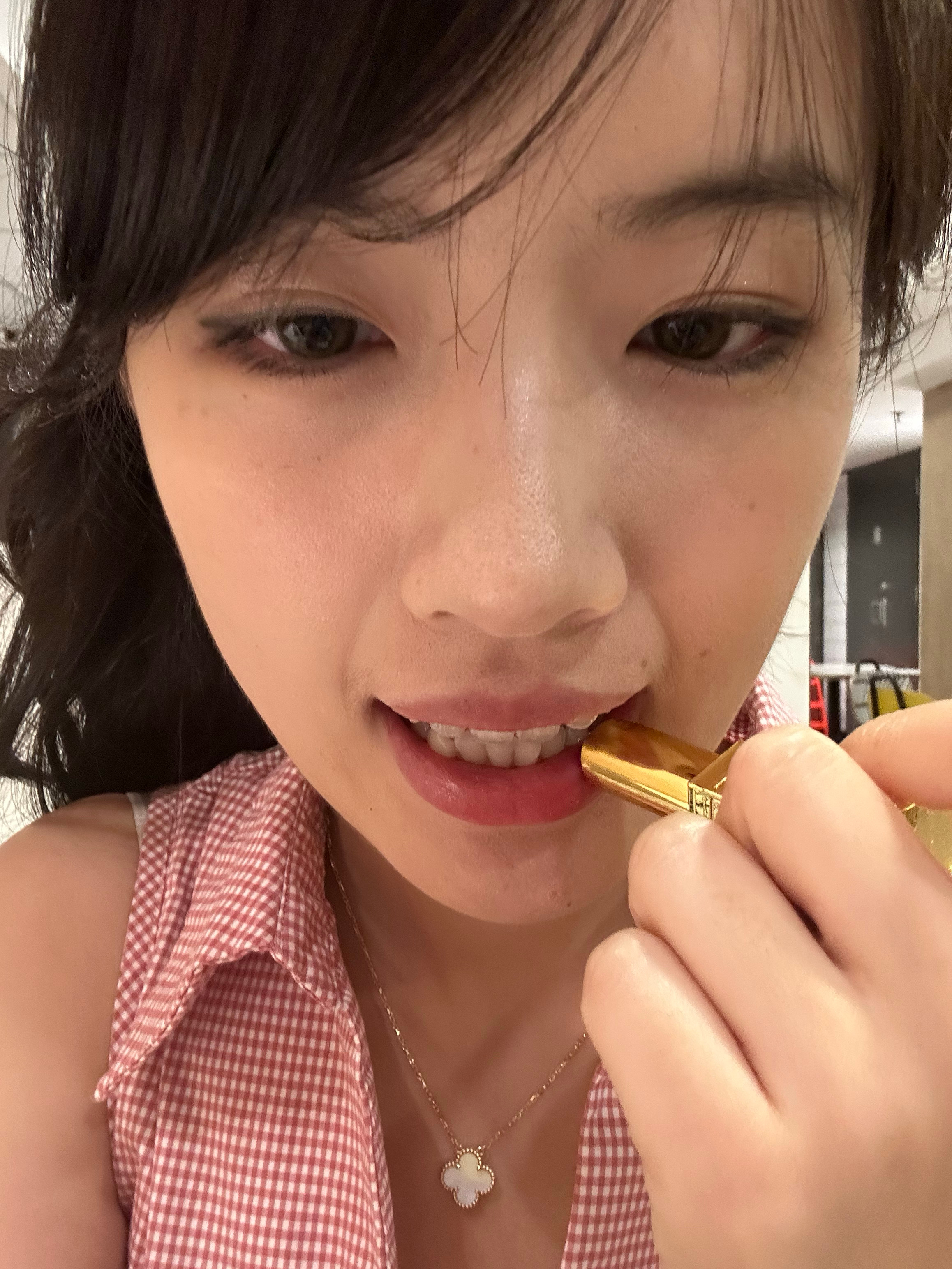 一通乱拍 勃然小怒 我戴绿色美瞳好难看 ​​​