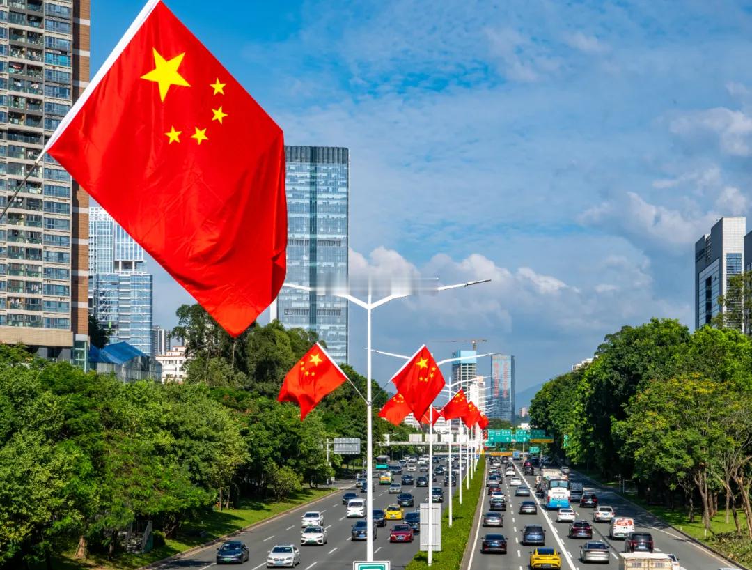 国庆假期将至，深圳悄然换上了节日的盛装。漫步城中，从车水马龙的主干道到安静的社区