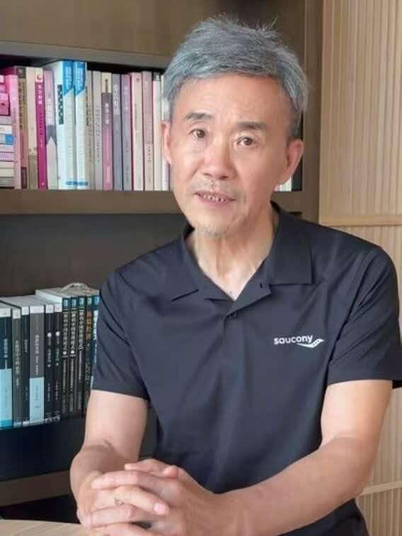 我妈的眼光真是毒辣！
第一眼看见王石，
她第一句话就是：找老公千万要找这种，一看