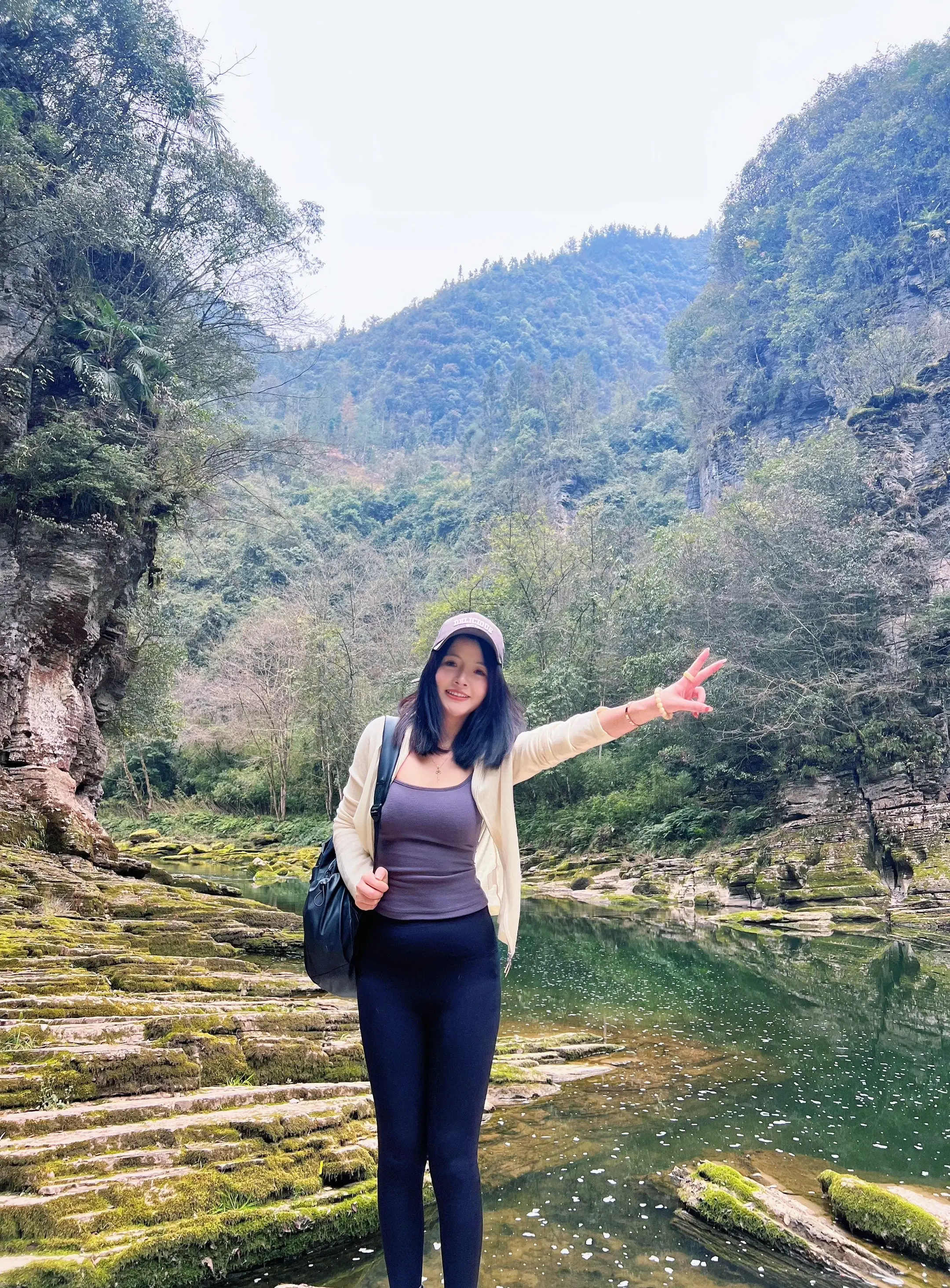 《徒步，就是陪自己好好的走一段路》 路上遇见很多情侣 很多中年夫妇 很...