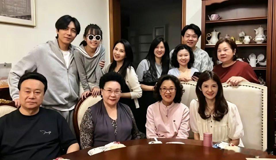 伊能静晒了张全家福，她和秦昊带着孩子，两边老人也在，亲戚朋友围了一圈，看着挺热闹