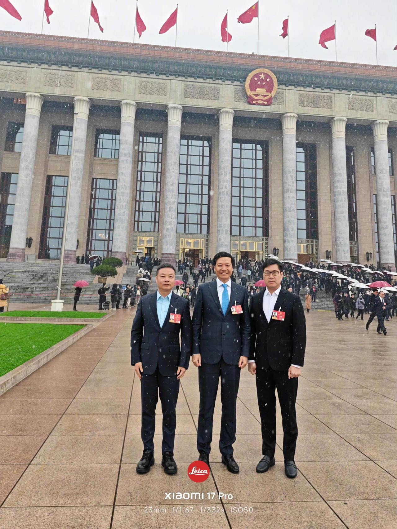 雷军又要开会了，企业家的榜样，主要身材还保持的特别好，企业先锋！
三人合照，雷总