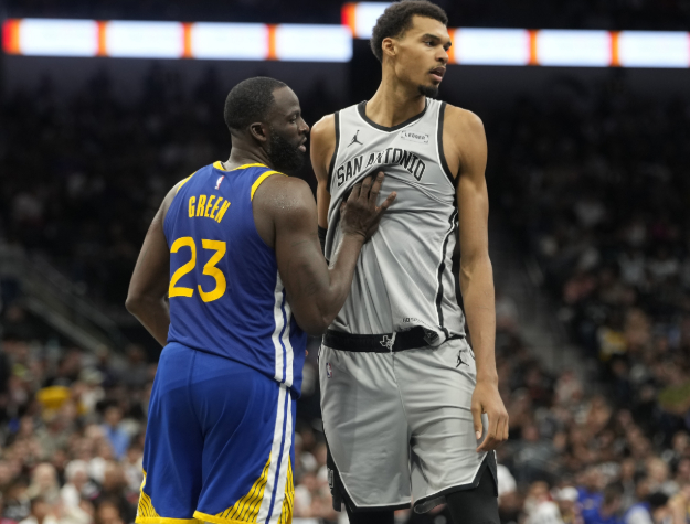 前NBA球员、勇士助教杰里·斯塔克豪斯谈到之前勇士是如何成功限制文班亚马的。斯塔