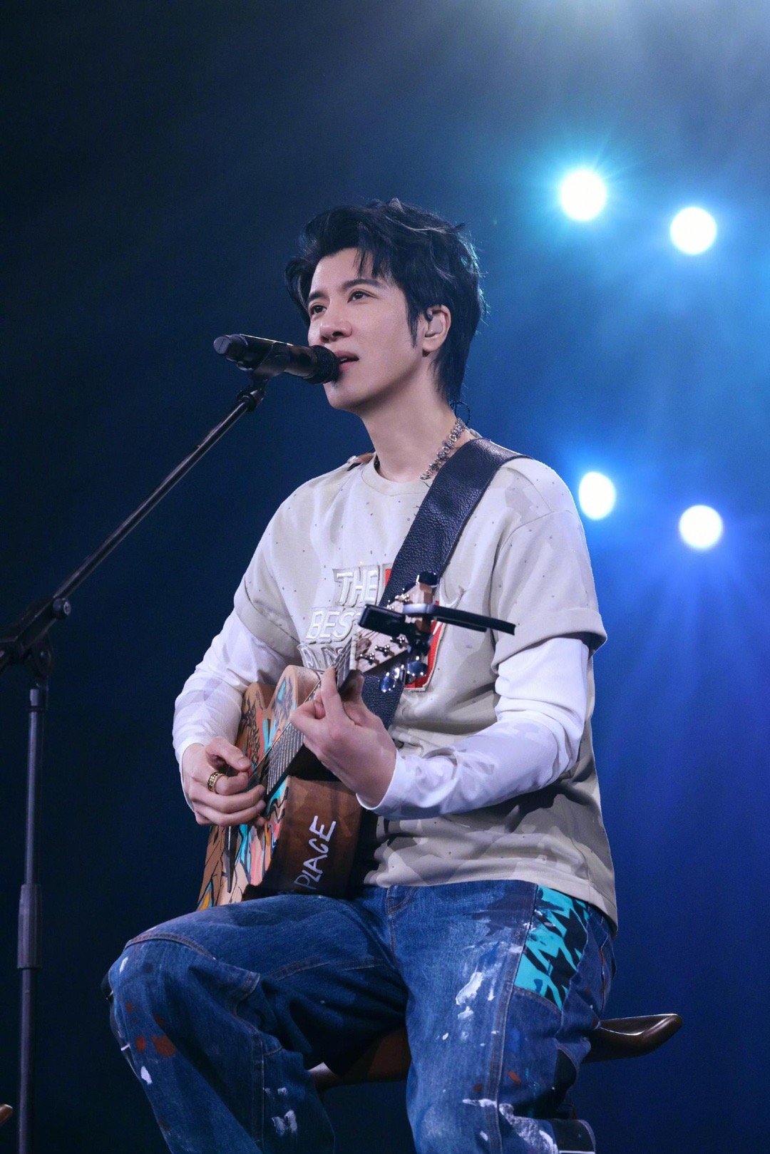 王力宏扎了12月的第一刀 王力宏的催泪魔法：不用高音轰炸，只需把话筒贴近心口，让