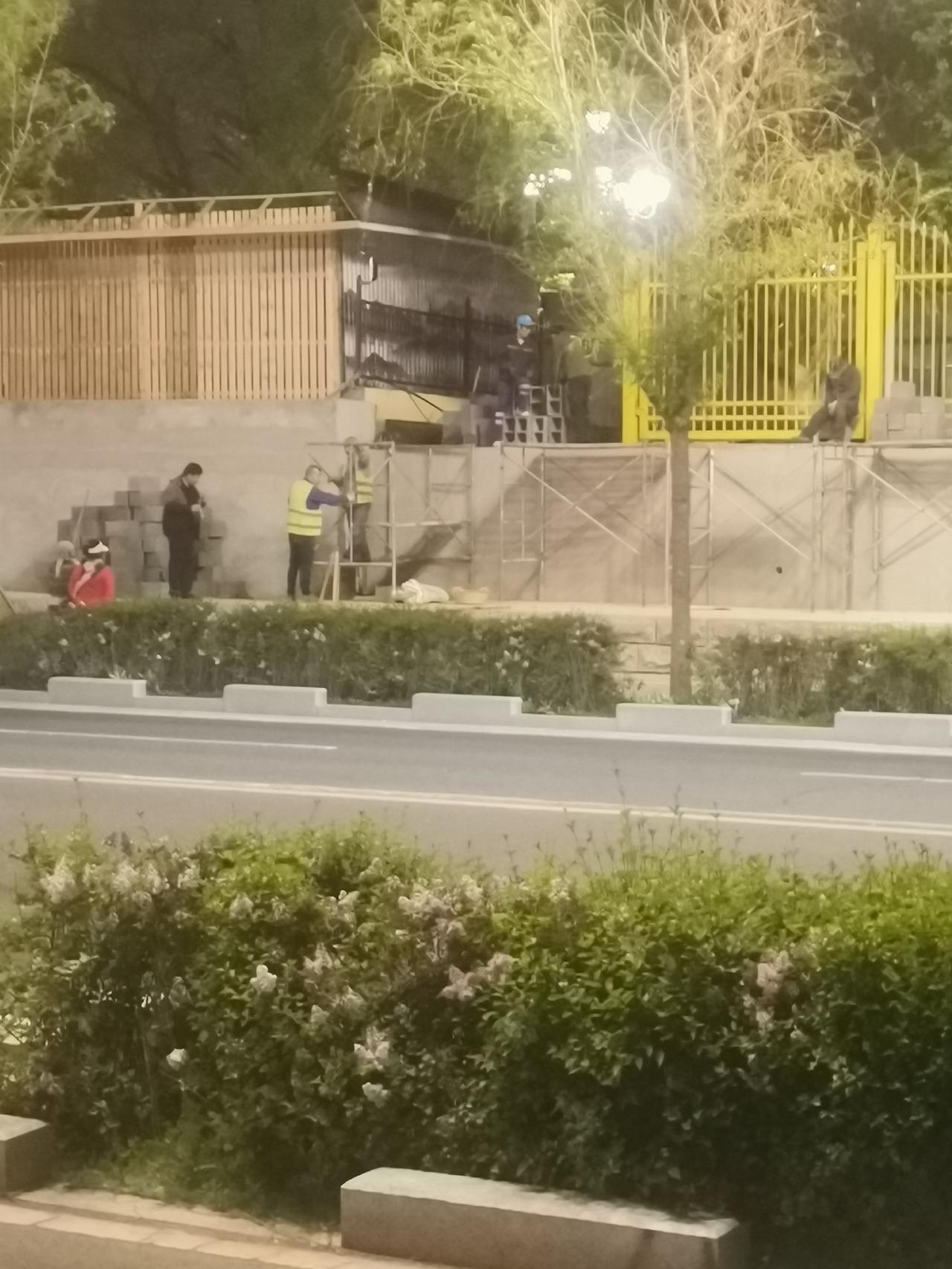 吉林市松江中路北侧人行道工程即将收尾，众多单位让路于民，吉林市愈发美好。

昨晚