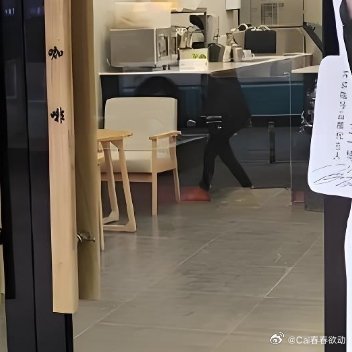 我家楼下就有一家库迪咖啡，门口经常放着一张王一博的人形立牌，很多粉丝前去打卡拍照