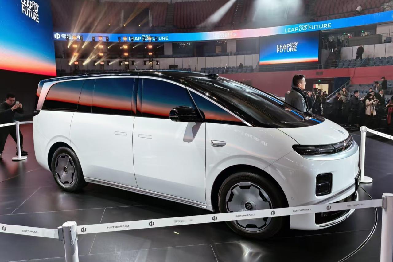 昨天特地等到撤场，终于近身拍到了零跑d99 。
你别说，这车虽说第一眼既像理想M