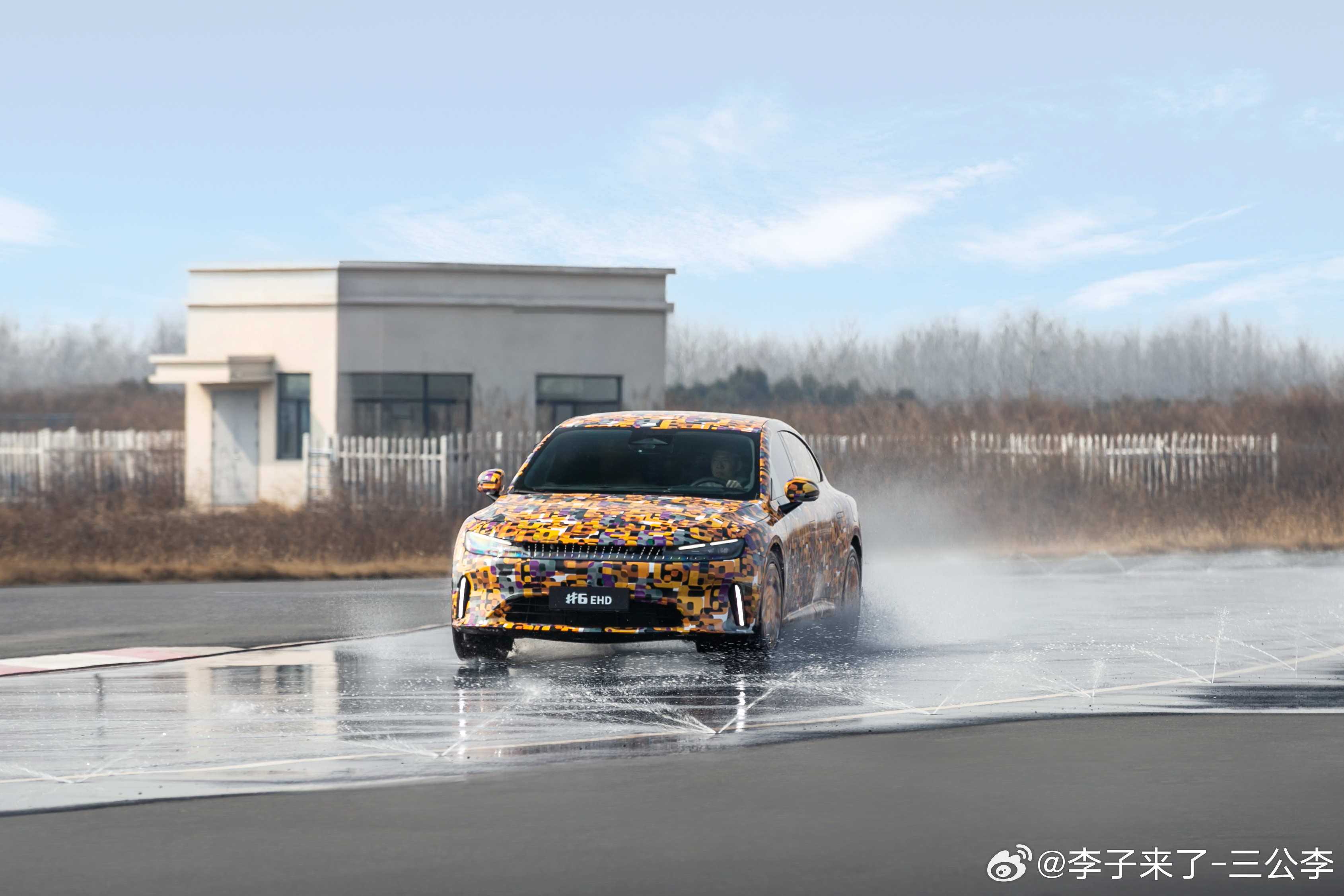 今天真被smart惊到了，CEO亲自上场，开着精灵6号EHD跑130km/h高速