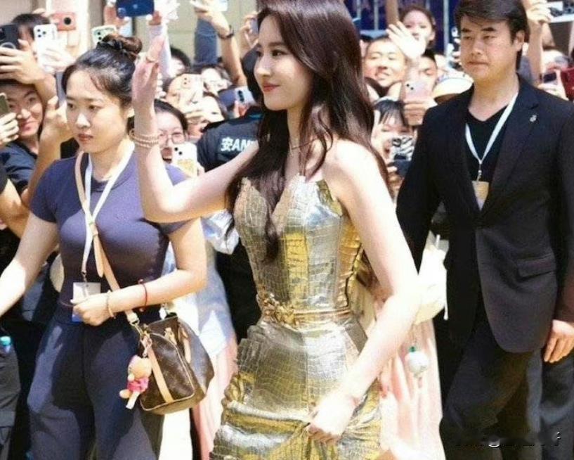 刘亦菲才是85花里的真顶流啊！
神仙姐姐刘亦菲露脸商场，围观群众人山人海，不靠饭