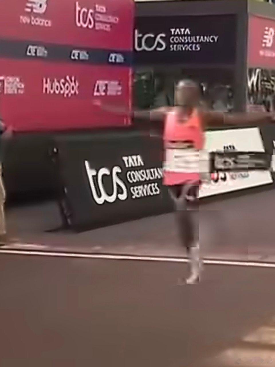 人类马拉松破二 对人类来说这是一次胜利，咱们人类是是破两个小时。不过等机器人未来