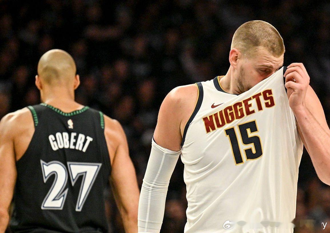 约基奇最近三场比赛表现：投篮 22中8，三分 3中0 —— 输投篮 26中7，三